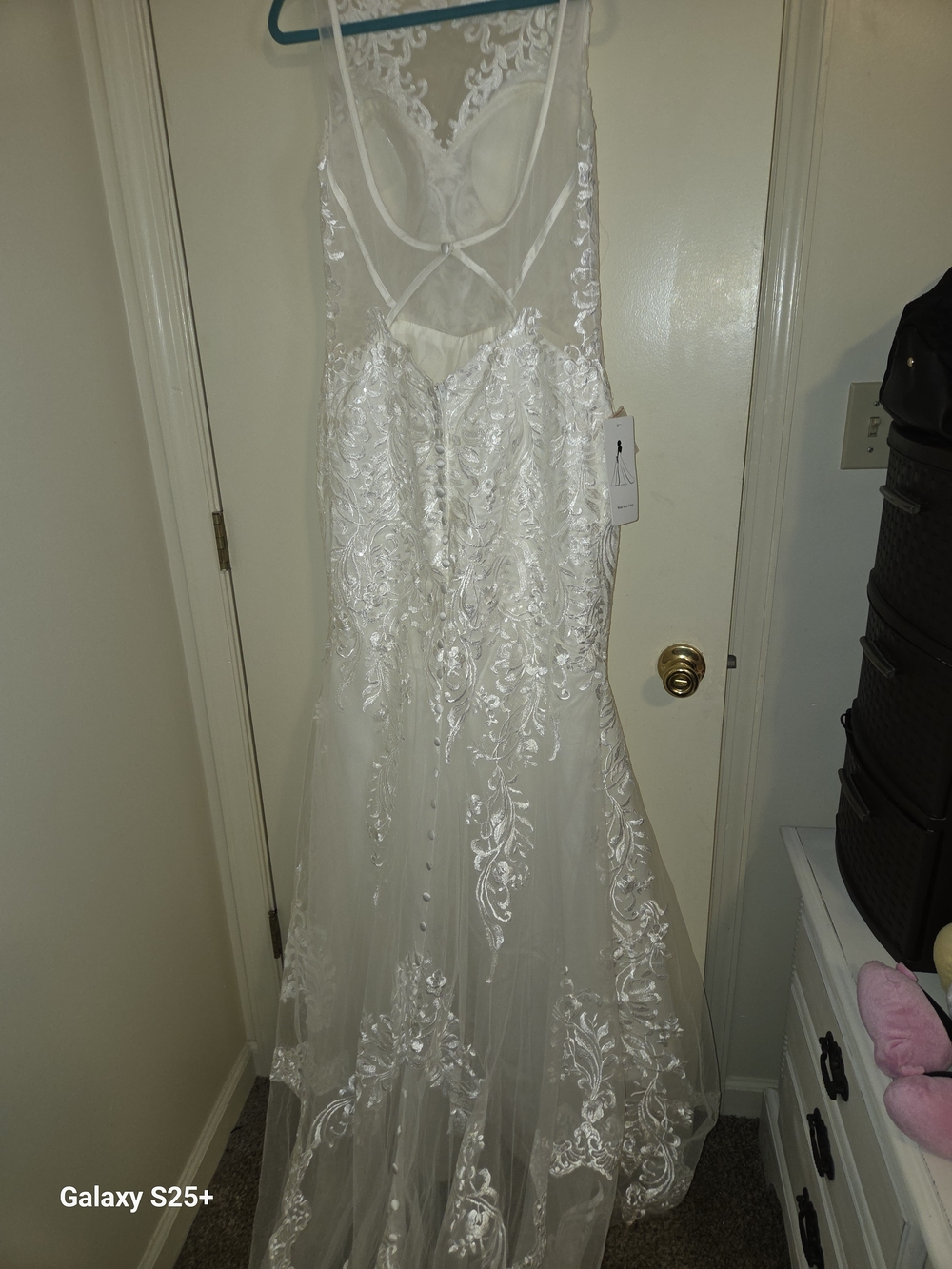Ivory Lace Appliqué Sleeveless Wedding Dress - Picture 4 of 6
